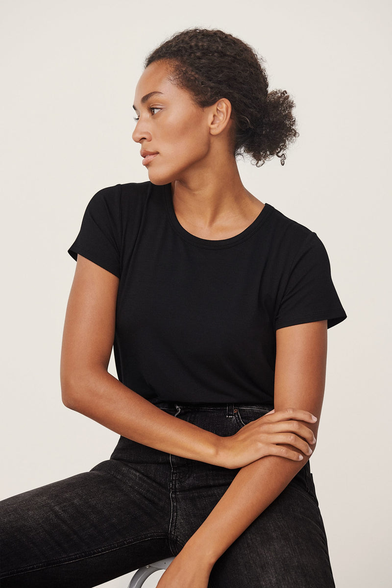 Tシャツ・カットソー VIVETTA Woman T-Shirt Black F0116905 9000 Eco Victorine Tee | GUESS Factory